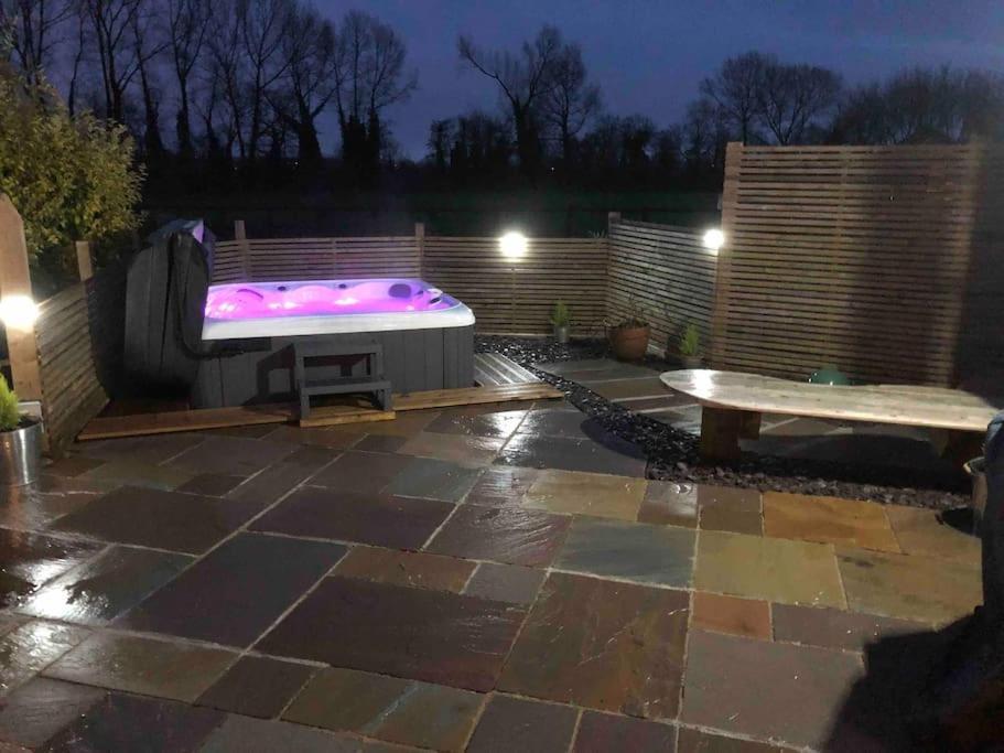 Villa Moors Wood Relaxing ,Tranquil Retreat With Hot Tub Chippenham  Esterno foto