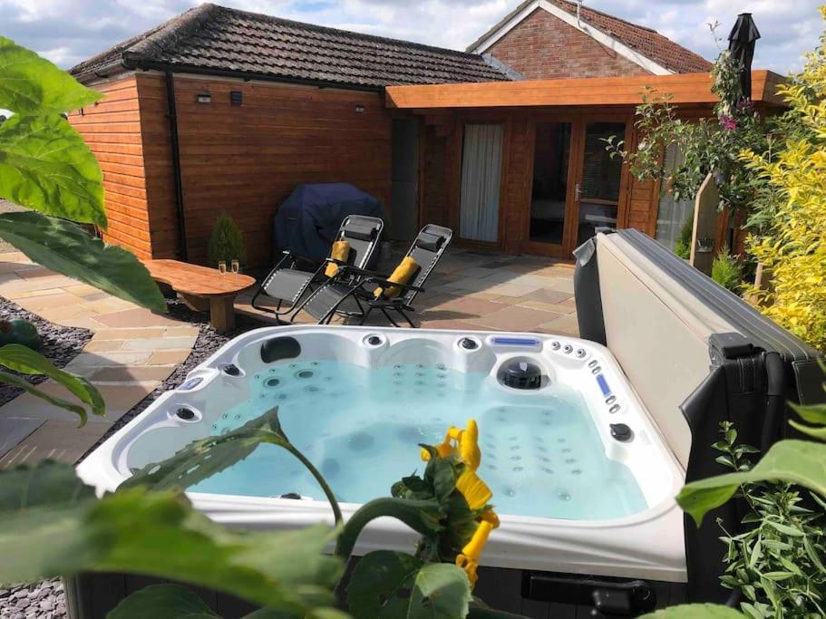 Villa Moors Wood Relaxing ,Tranquil Retreat With Hot Tub Chippenham  Esterno foto
