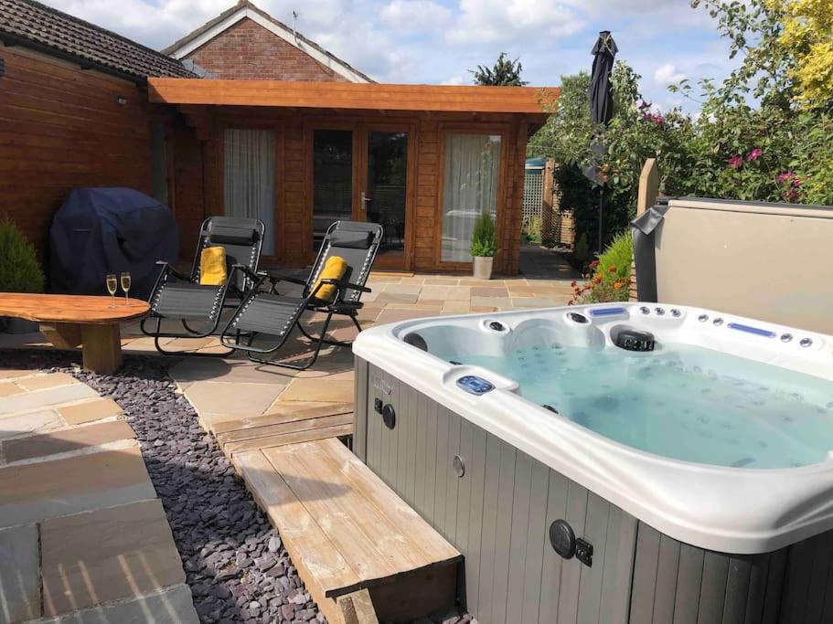 Villa Moors Wood Relaxing ,Tranquil Retreat With Hot Tub Chippenham  Esterno foto